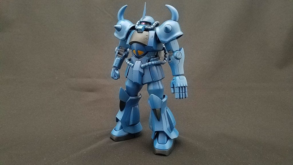 グフ、フロントビュー。
ネット等を参考に膝の黒い部分を旧HGUCの物を移植しました。