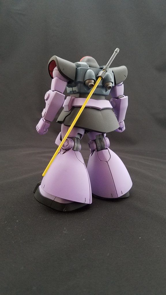 ドム、リアビュー。
脚部後部の追加モールドは後ハメ加工の跡です。