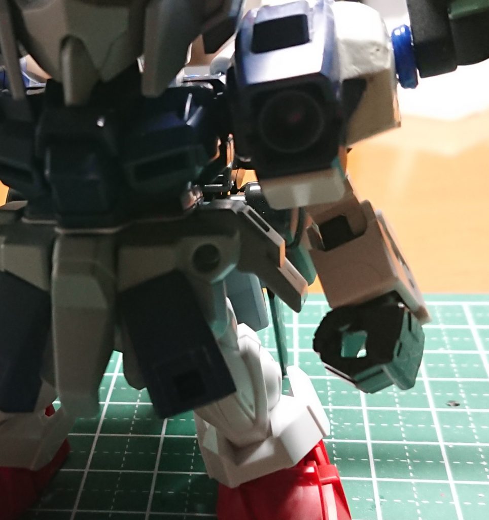 腰にビームライフルを懸架しようとすると角度がきつかったのでサイドアーマーの角度を変更しています。こちらが加工前