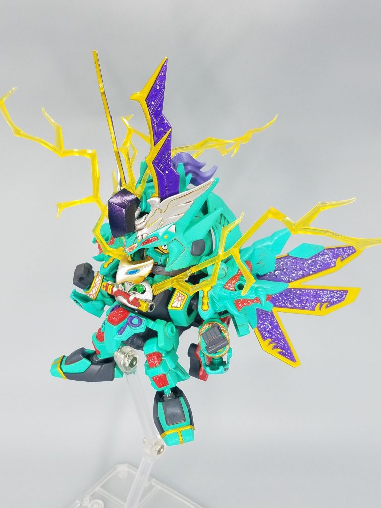 かつての旧き時代から“千年を生き”、単騎で“千人力”とも謳われた仙人。その名は新たな世代を導く者「新導(ﾈｵﾄﾞｩ)」。大将軍、神将軍、超将軍として生きた武者。