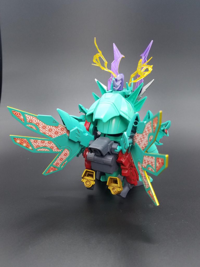 各部のクリヤーパープル、ラメ、麻紋の貼り込みにより本体色を引き立たせ、上品に見えるよう気を配りました。また、千生・千力が変化球的なデザインの武者であり、今作も変化球的な設定やギミックであるため塗装後に日本の伝統紋様である麻紋を各部に貼り込み和風テイスト、“武者らしさ”を底上げしています。