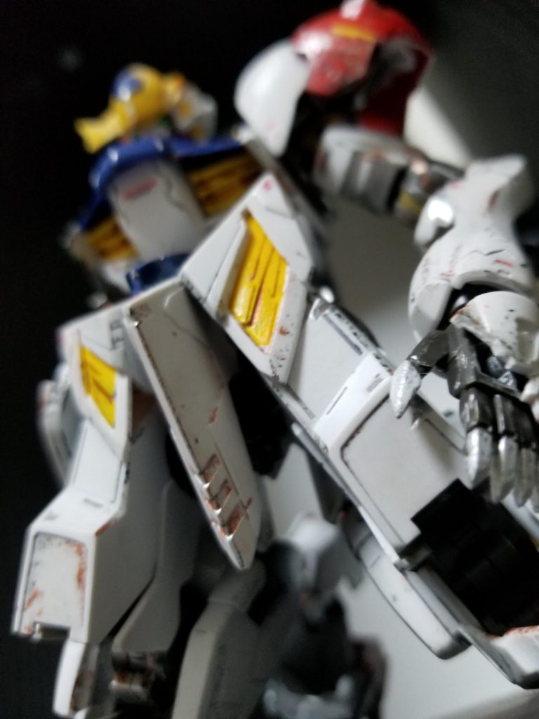 見上げる感じで。