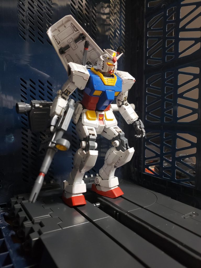 すみませんこれシール貼る前に撮ったやつなんですけどでプレゼントでもらったMGのZガンダムのカタパルトで遊んじゃいました！

アムロ行きまーす！！(笑)