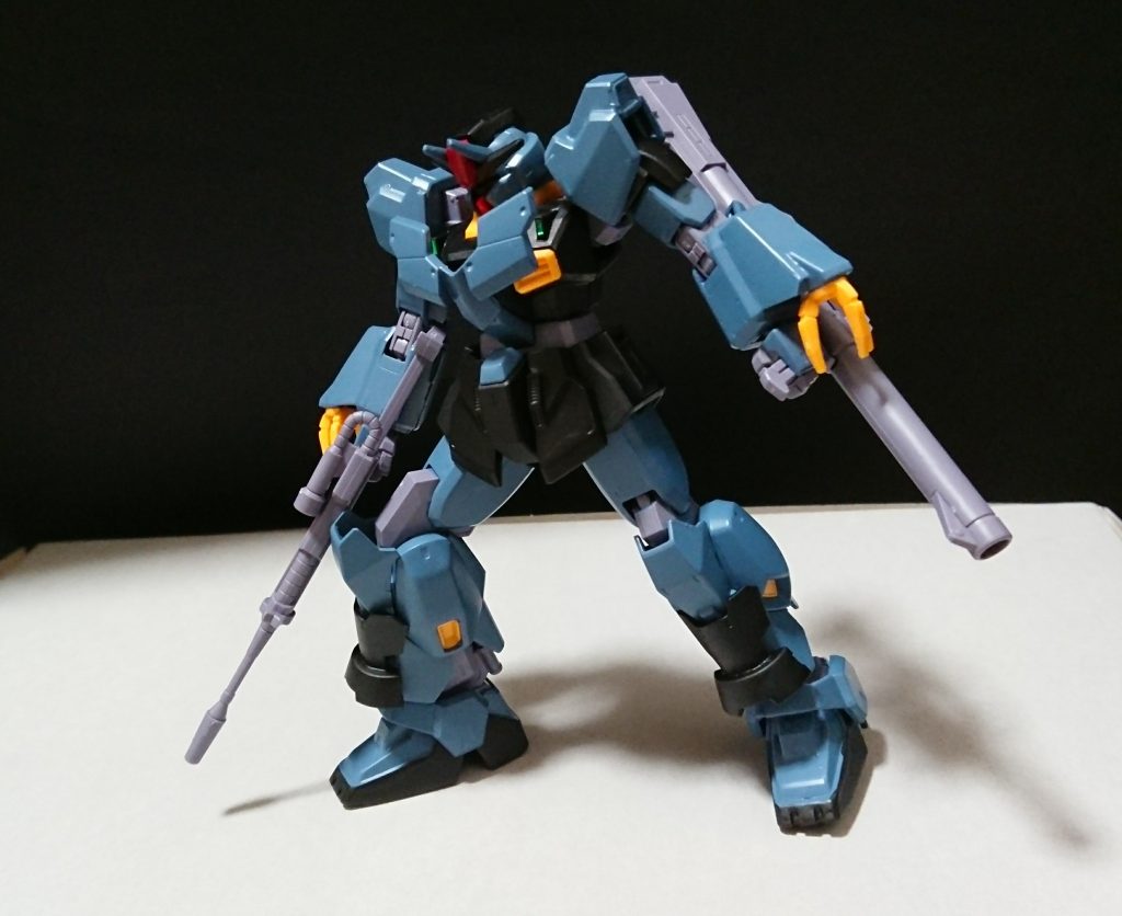 どこかしらで名の知れ渡ったビルダー達が集う小規模のフォースに属しており、セラヴィーの操縦者もまたGBN内で名が知られていた。
フォースメンバーの皆はそれぞれ好んで孤立(ソロで活動)していたが現フォースリーダーの勧誘を受けフォースに属している、しかしセラヴィーの操縦者は例外でフォースリーダーの側近と親しい仲だった為に自ら加入している。
極めて稀にフォース戦をする事がありセラヴィーの操縦者は初めてのフォース戦である機体の足止め(願わくば撃破)を任されていた、結果撃破には至らなかったが期待以上の成果を出した。
彼(セラヴィーの操縦者)は勝ち負けより自分が足を踏み入れた戦場に傷跡を残す(一矢報いる)事を心情にしている。