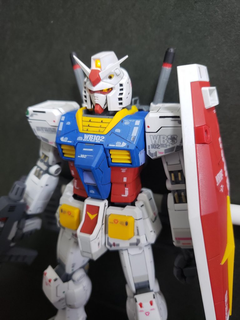 バストアップで！
このキットのデカールは説明書だと墨入れしたところを隠すように張る感じなので所々デカールの位置は説明書とは違います。