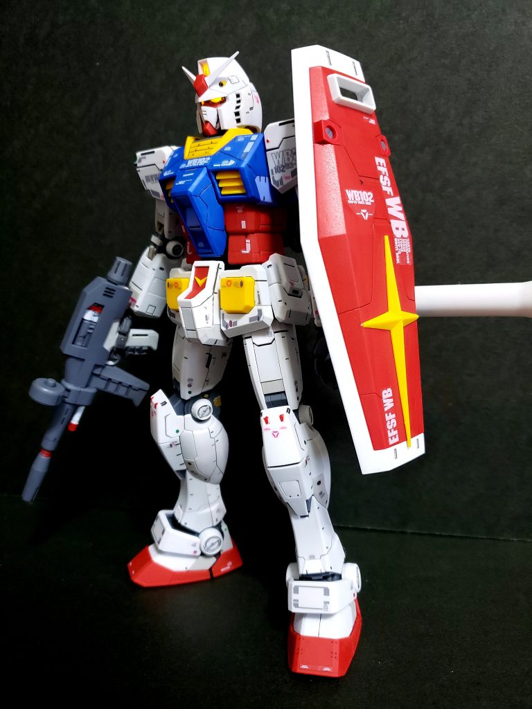 まずは斜めから！
このキットのままでも十分かっこいいのですがさらに情報量を増やすため細かいところの色付けやビームライフルの色も変えてます。