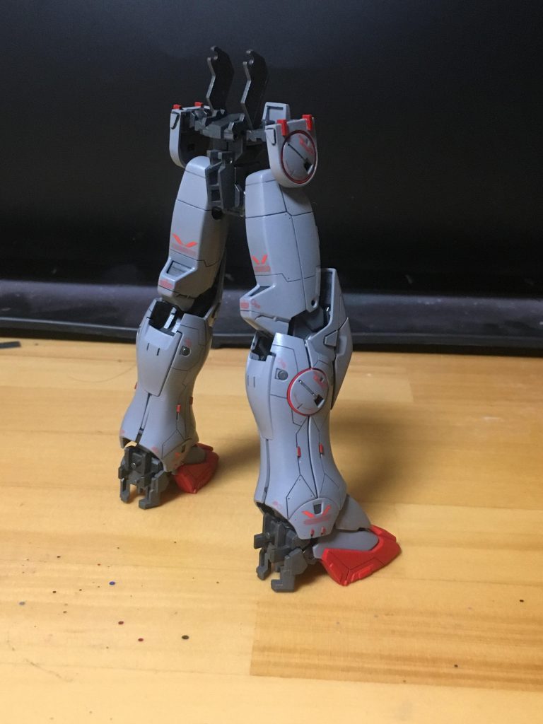 脚のアップです。基本的にガンプラは脚から作るので必然的に作業量は一番多くなりがちです。人の作品も結構脚から見ることが多いですw