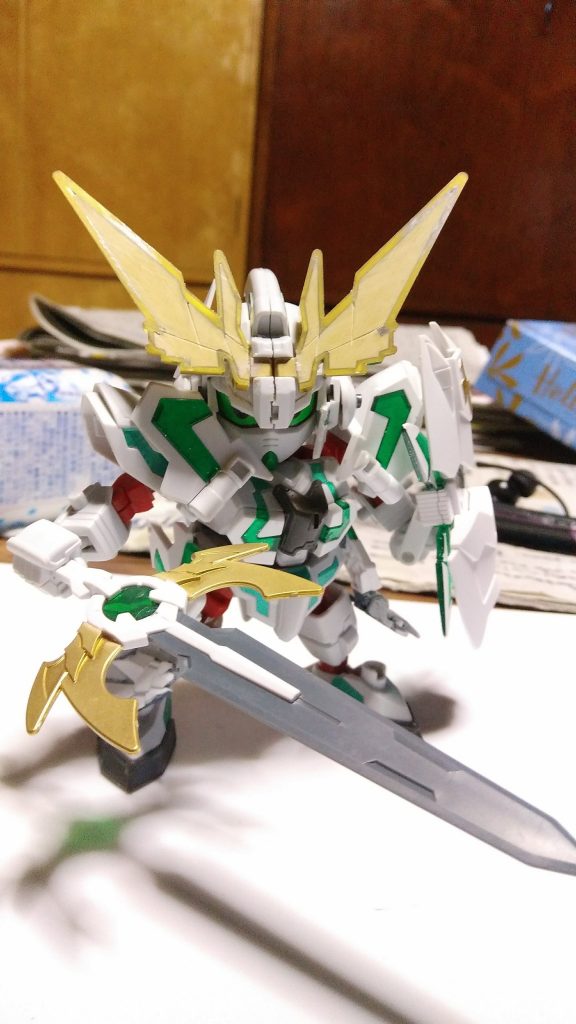 製作中期
アンテナを騎士ユニコーンのものに変更して、余った零丸のアンテナはソードの飾りに使いました。