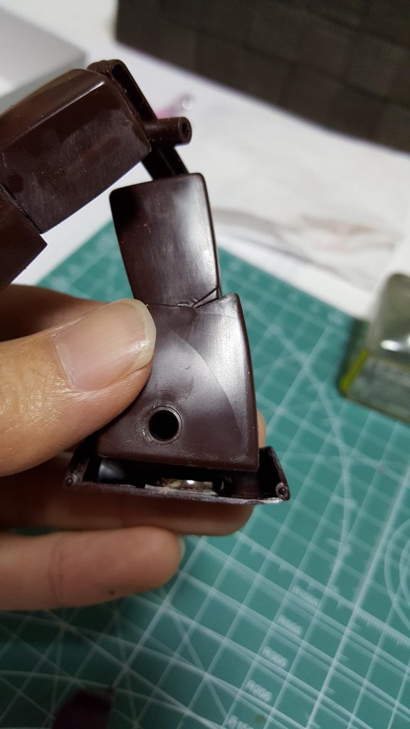 両面テープで足内部に百均のネオジムもどき磁石を入れ鉄板に張り付くように。稼働が少し犠牲になるけど涙
今回はバックパックにも入れたよ。