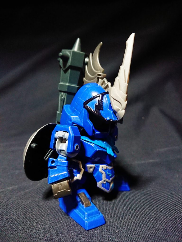 鋼撲棍と楯は背部に懸架できます。
武器の鋼撲棍は1/144ヴァイエイトのキャノンをまるまる使う予定でしたが、剛覇の棍棒暁星がサイズ的にも丁度いいバランスだったため、キャノンを軸に設定画風にしました。