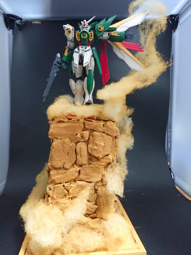 土煙をウイングでバサァっと払ったような感じにして動きを出そうと試みてます