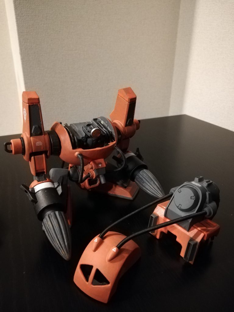 頭(?)は磁石で付けており、背面装甲共々外れるようになってます。頭の鋸はどう使うのか分からなかったので排除して、そこの部分に動力パイプみたいなものを配置しています。