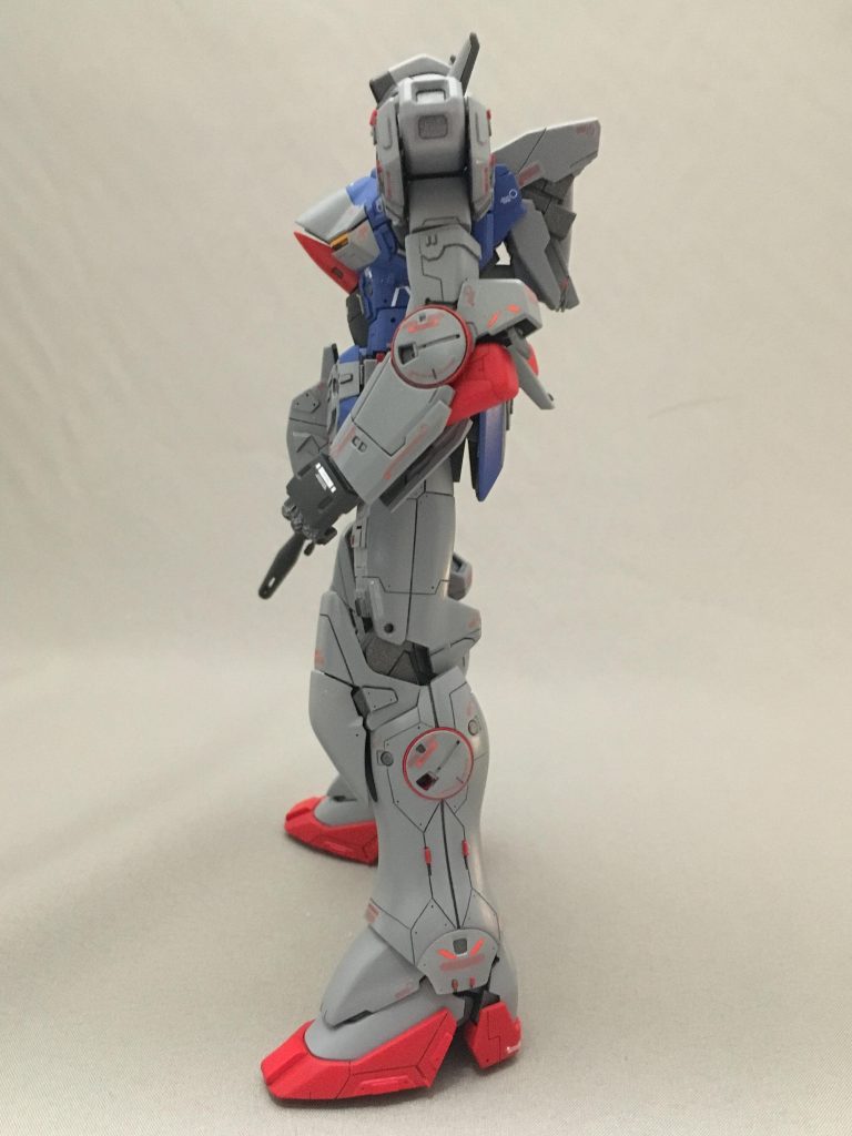 側面です。側面(腕と腰)に映る赤い輪っかは塗り分けしないといけないので大分苦労しました。