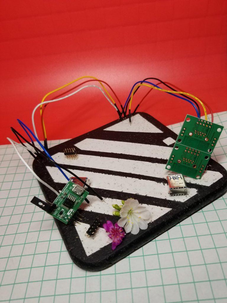 更にへたっぴですがホームセンターでコルクボードをマスキング塗装&電子基盤などを付けてオリジナルの台座を作ってみました!
花は作品に登場する女性キャラ「アカネ」と「六花」をイメージしてます(造花を買おうとしたらかなり高くて生花を買いました…)