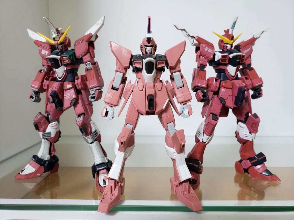 比較図
主役は俺だ!とパーツを剥がされまくった旧キットさんにセンターを譲りました…😱
ちなみにスネパーツはストフリからもらってます。