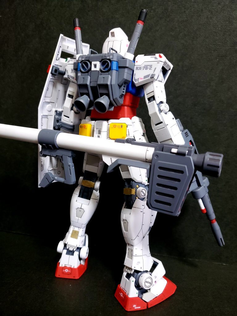 そして後ろから！

まずビームサーベルの色を白からグレーに変えてエヴァのエントリープラグのような色にしてバーニアやバックパックを青に変えて別なパーツが使われているような色分けに！

肩のデカール説明書だと前の肩に張るものなんですが後ろに張りました！