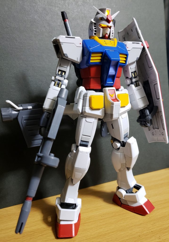 これがシール貼る前の方しか塗っていないガンダムです。比較してもらえればどれぐらい変わったか分かると思います！