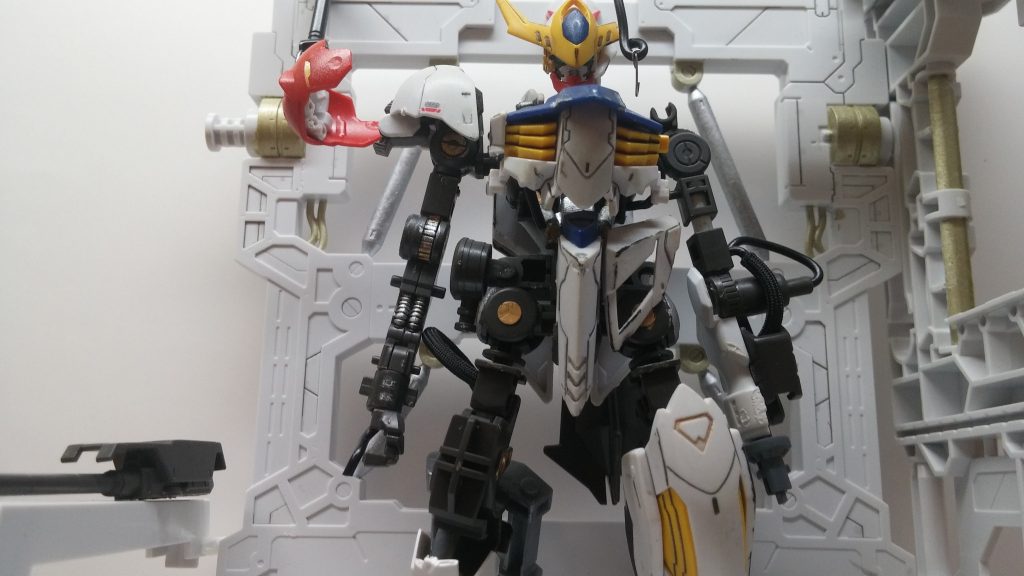 整備感を出したかったので機体のあちこちにリード線を増加し整備ドックにはアームを追加しました。