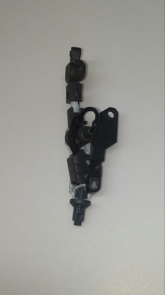 左手はルプスレクスを思わせる様に腕を長くし、サブアームなど追加しジャンクパーツやリード線を付けて試作品の様にみせました