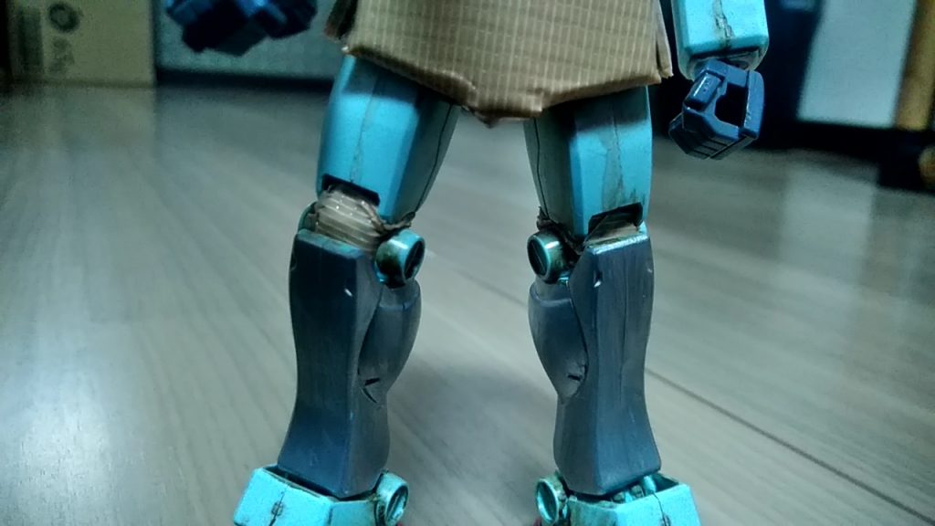 膝には防水シーリング風にガムテープを貼ってます。