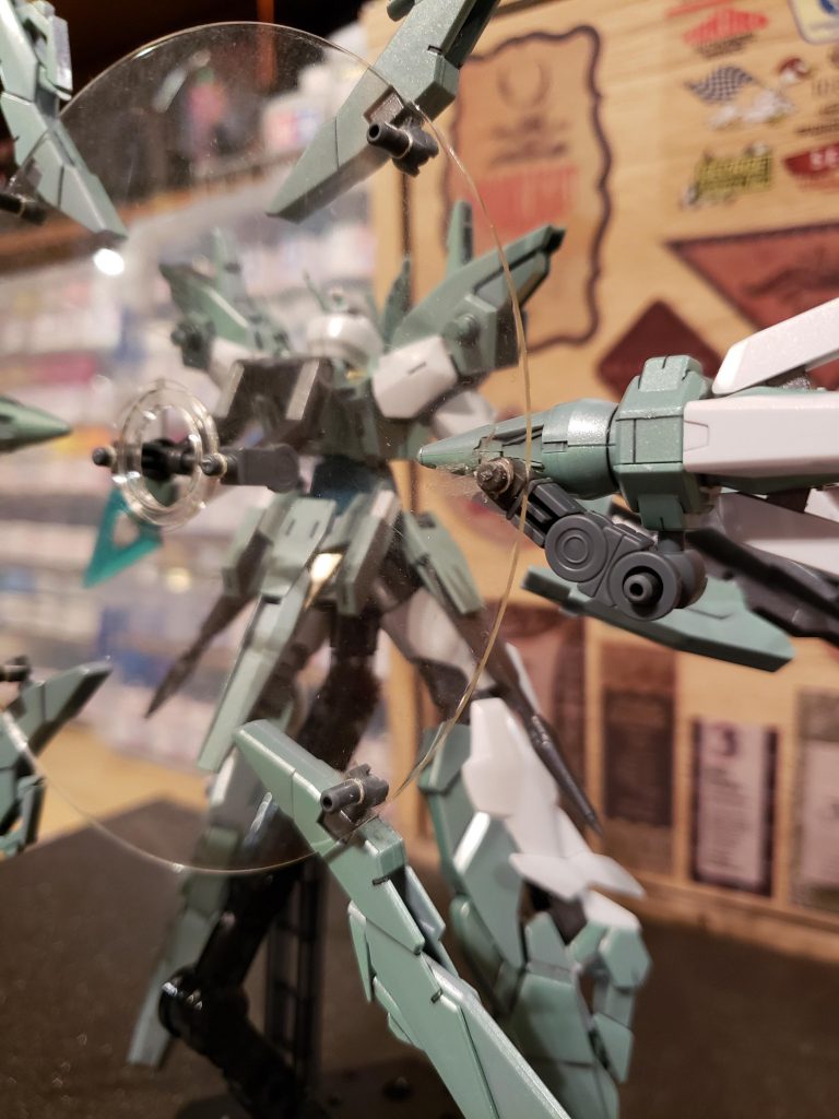 光学記録ディスクのスピンドルタイプ商品によく付属している透明ディスクに3mm穴を開けて、ノーネイムライフルに付属の接続パーツ類のボールデンアームズを使用してファンネルを固定しています。お手軽なので再現したい方はオススメあれ。
長々と閲覧して頂きありがとうございます。