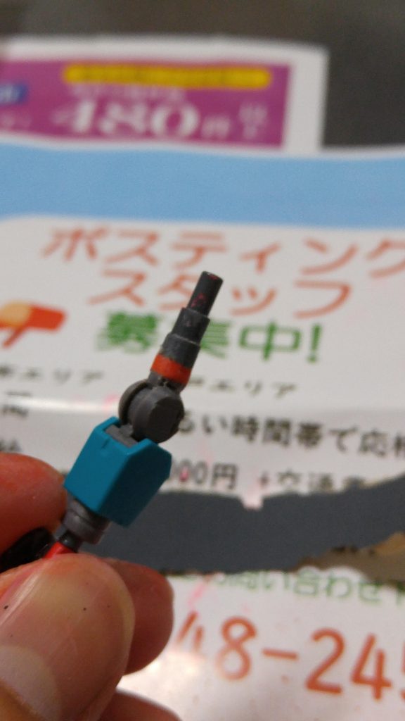 義手は、HG グレイズと本機の軸を継ぎ接ぎ間に廃パーツを食わせて製作してみました。