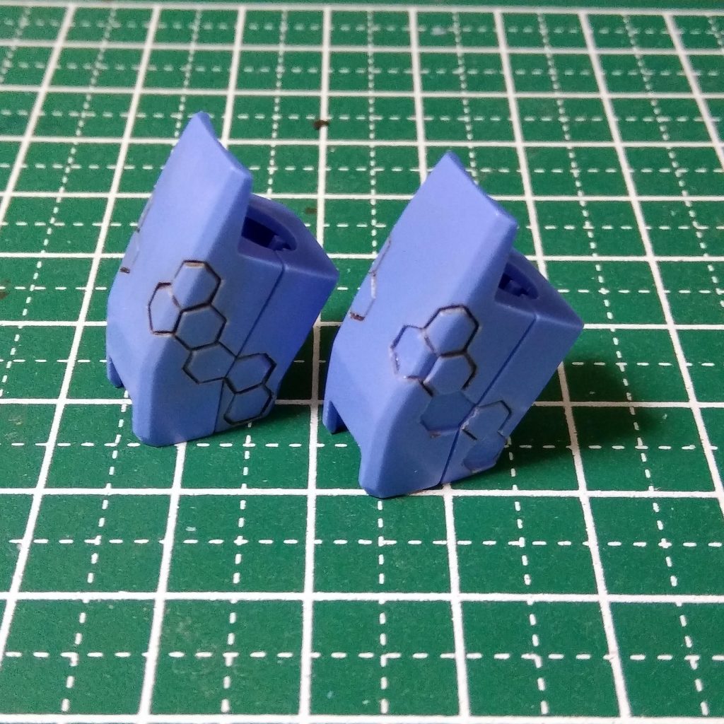 ハニカムパターンはC面加工と段落ちで立体的にしています