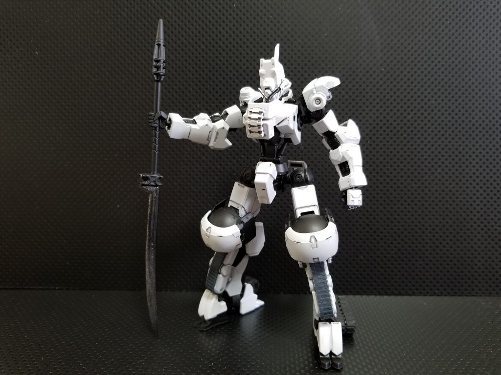 元はハヤテマルという名称だったが、洋楽を好む操手によってハイウェイ・スターという愛称がつけられた。
フレーム自体の耐久力が高く、脚部には地上を走行するための無限軌道ローラーが装備されているため、ある程度の硬さと機動力のある機体として強行偵察や遊撃に向く、また脚部前面にも無限軌道ローラーが装備されており、これを目標に押し当てて回転させる事で目標を削って攻撃できる。
全体的に扱いやすく癖が無い、そのため装備の追加や改造に向くなど、拡張性能が高い事が特徴に挙げられる。
専用武器としてリーチの長い刀“ディープ・パープル”を持つ。