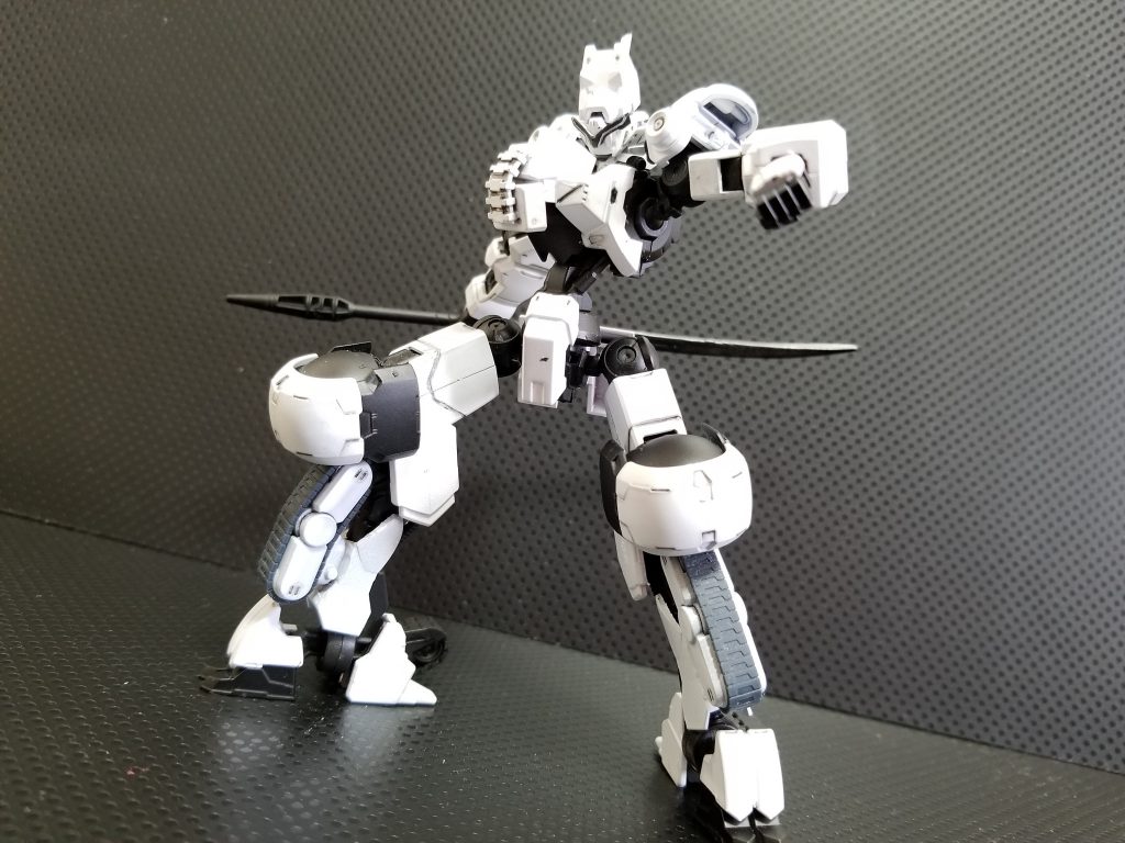 この機体は大胆なポーズも似合いますね