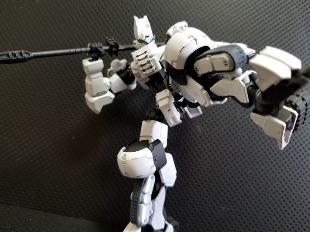 キック!あまり目立ちませんが、かかとら辺に着いてるキャタピラでガリガリ削って攻撃できます