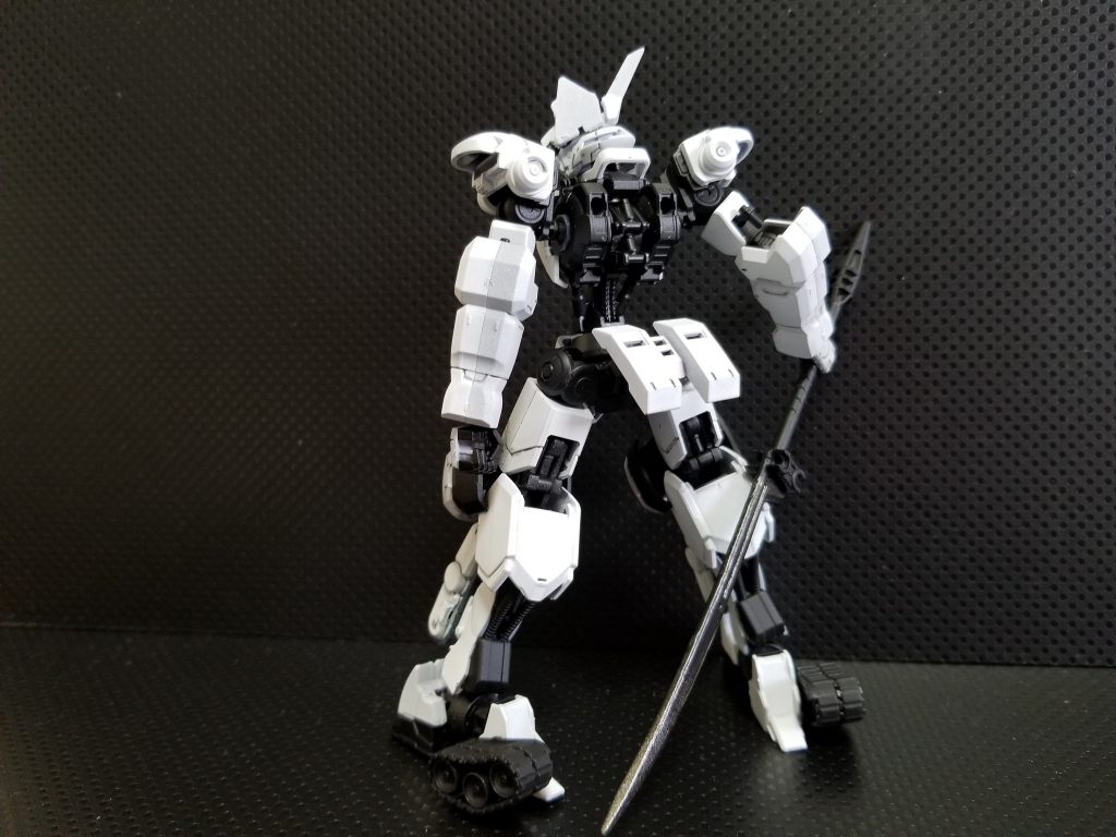 背中はガラ空き、スカスカです