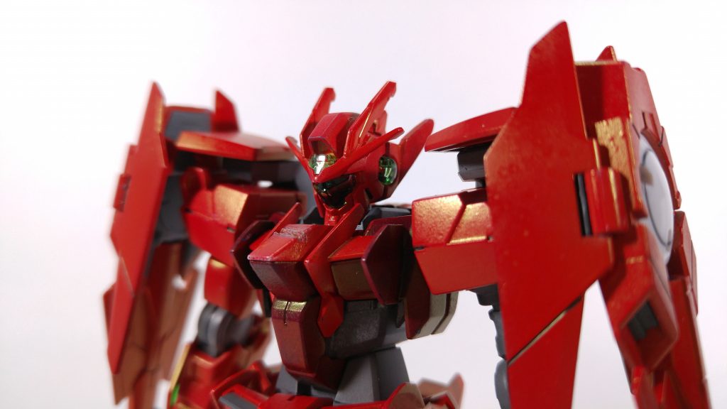 Type.Fといえばの仮面はHG00 ガンダムアストレアから移植しました。
互いのフェイスの構造が全く違うので、ダブルオーダイバー側のフェイス部分を切除し、仮面パーツがフィットするようにフェイス全面を削り込み接着しました。