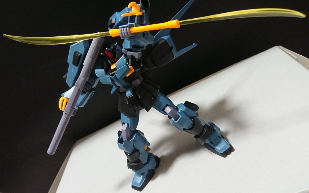 機体名：セラヴィーガンダムイデアル

[追加武装]ビームナギナタ、両肩部拡散ビーム砲。

[総合スペック]1.0～13.0の内。
8.0と想定。

機動力の向上と敵の意表を突く事を目的として作られた武装を装備した姿、急降下を得意とする。
バックパックは着脱可能。

強化した姿での初任務時はビームサーベルを装備していたが後にビームナギナタに変更する。

後にあるビルダーと行動を共にする事が増える。