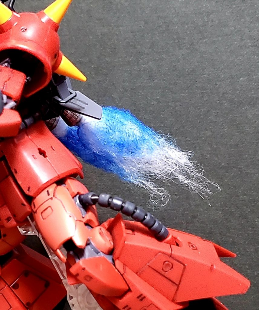 綿にzブルーの塗料をつけたスポンジでトントン色付けして綿の中に針金をいれて形を整えました！
そして接着剤でバーニアパーツに付けます！