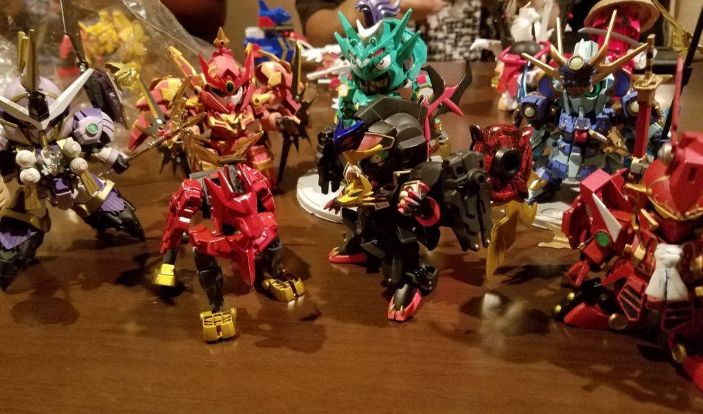 SD使いのリアルフォース SD連合栃木支部の競作企画 [「七人の雷将軍」](https://twitter.com/hissie_japan/status/1060523041896128517?s=20)と！！




永らくの泰平が続き大将軍不在の時代。天宮より離れた流刑島で兵頑(ﾍﾞｲｶﾞﾝ)を名乗る 牙忍 彗斗羅(ｾﾞｲﾄﾞﾗ)が暗躍を始め

黒守暴隠島では新たな光と闇の試練、頑駄無勇光帝(ﾕｳｺｳﾃｲ)と蛮心帝頑駄無(ﾊﾞﾝｼﾝﾃｲ)のもと次代の武者たちが選ばれた。

北方の璃切道(ﾘｷﾞﾙﾄﾞｳ)では魔星の末裔 魔空(ﾏｽｸ)こと禍謀(ｶﾊﾞｶｰﾘｰ)率いる霊魂儀衆(ﾚｺﾝｷﾞｼｭｳ)が天宮“再征服”の侵攻を開始し

新たに開いた魔界の扉からは鬼神魔将軍 反星龍(ｷｼﾞﾏ ｿﾚｽﾀﾙ)の配下 彪全斗(ﾄﾗﾝｼﾞｪﾝﾄ)、鳳反斗(ﾎﾟｰﾀﾝﾄ)、獅炎斗(ｼﾞｴﾝﾄﾞ)が出現。

SDガンダムの史実から分岐した別の世界観＝多次元宇宙(ﾃﾞﾄﾞﾅ・ﾃｰﾊﾟ)に
“秘められた歴史”の記録を「SDガンダム秘史録(ﾋｼﾛｸﾞ)」と云うーーー。

「次回を待て！」BY.HISHI☆