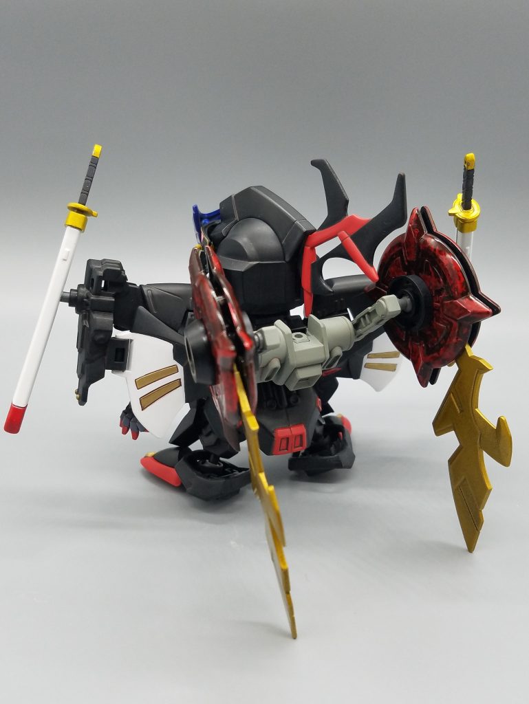 二対の大戦輪(チャクラム)、魔新(マニイ)と涙陰(ルイン)
ニ刀流の天剣(テンケン)、絶刀(ゼットウ)
二挺拳銃 掌咆(ショウホウ)、哮火(コウコ)を装備する。