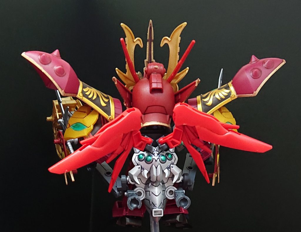 【後】 見えづらいのでパーツを外してますが、郭嘉ヴァサーゴの蜘蛛は背中ではなく腰に配置するようにしました。 背中にはBB戦士デスティニーガンダムの羽を追加しています。