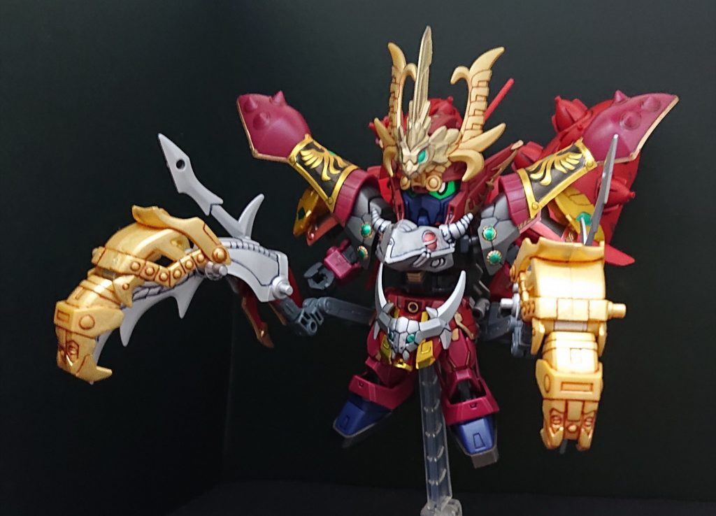 【前】 郭嘉ヴァサーゴを基本にして、天熾鵬サザビーのパーツに一部交換しています。 それだけではボリューム不足と感じたので、SDCSナイチンゲールなどから目立つパーツを追加してボリュームアップしています。 郭嘉「天熾鵬は僕が名乗るべきです先生。さぁ、見るがいい！僕こそが闇の力を得た者だ！」