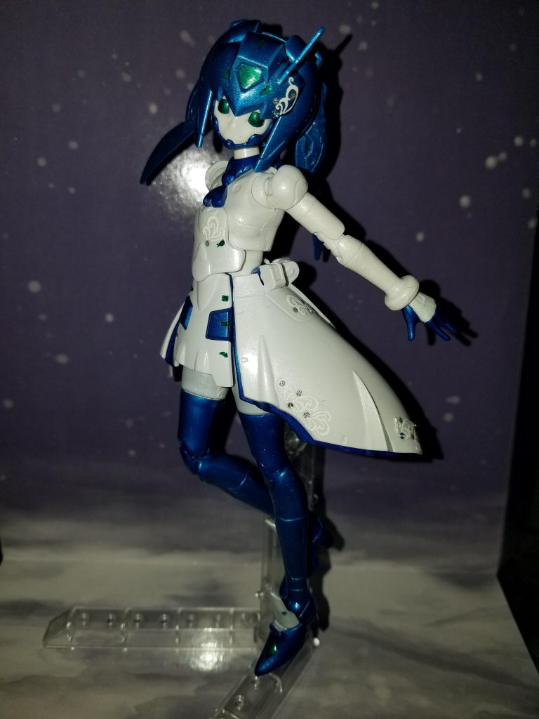 うちのサラちゃんは髪型をツインテに変更してます。