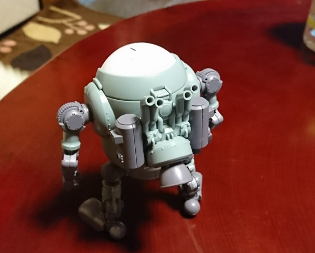 合わせ目のほとんどが段落ちになっているため、
工作はゲート跡とパーティングラインの最小限の処理で終了。