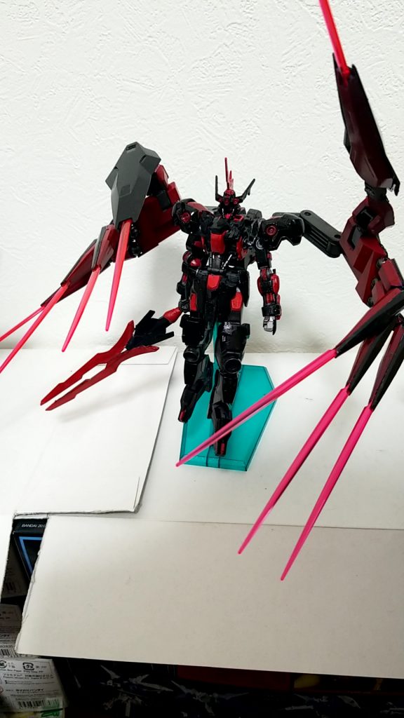 ビックアーム
本機の最大の特徴
巨大な手を模しており指先からビームサーベルが出る
それにより8方向からの攻撃が可能