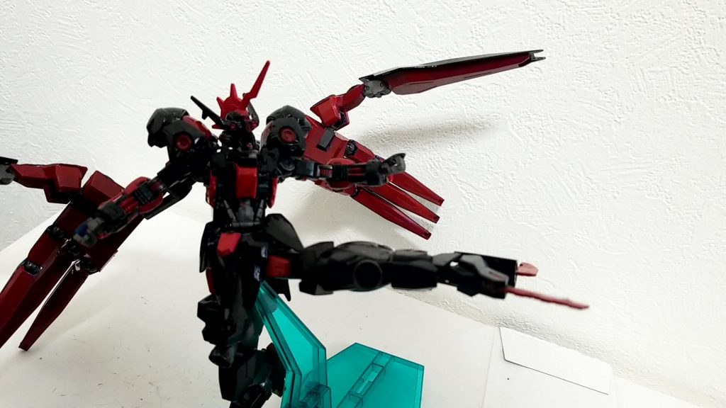 ハンターエッジ
ガンダムヴィダールの兵器
格闘戦においても有利を取れるようにと付けられた