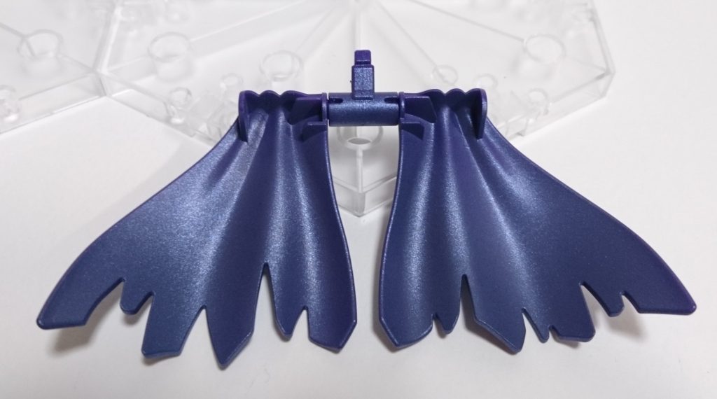 [マント]
表はパープルで塗装後、下部分のみメタバイオレットを吹きグラデーションを施しました。
裏はメカグレーで塗装後、メタバイオレットを薄く吹きました。