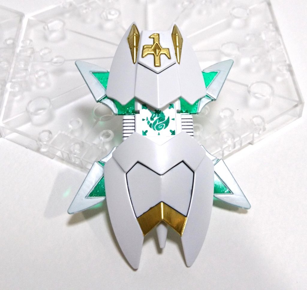 [シールド]
グリーンクリアパーツの白部分はホワイト筆塗り。ムラが消えるよう二重塗装です。シールド下部の金色部分は端に筋彫りをした後塗装しました。ユニコーン紋章はメタグリーンで塗装。