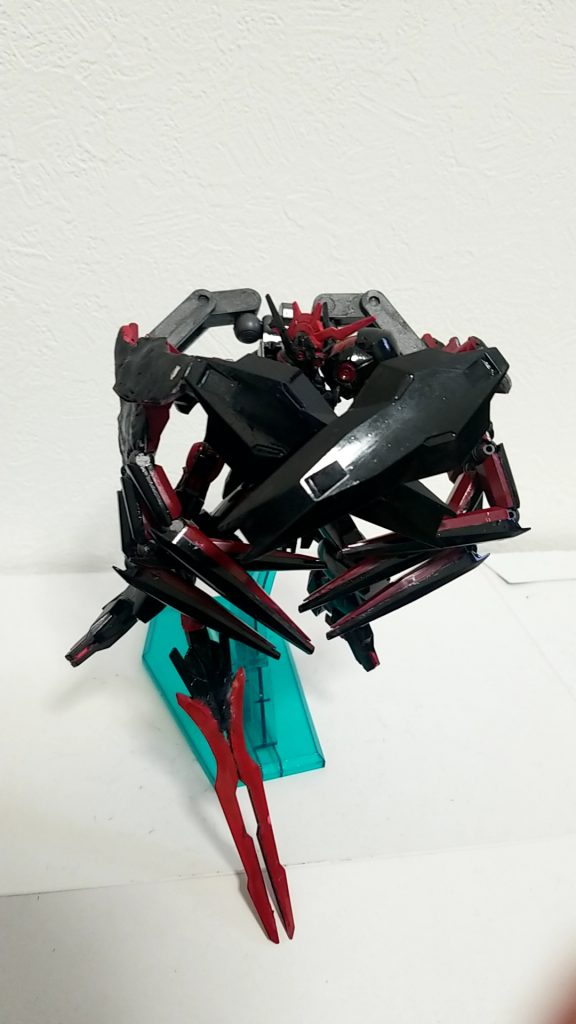 ビームコーティングも施しており防御も可能
また、ユニコーンガンダム3号機「フェネクス」のアームドアーマーDEと同様に斥力が発生しており、それが推進力ともなっている