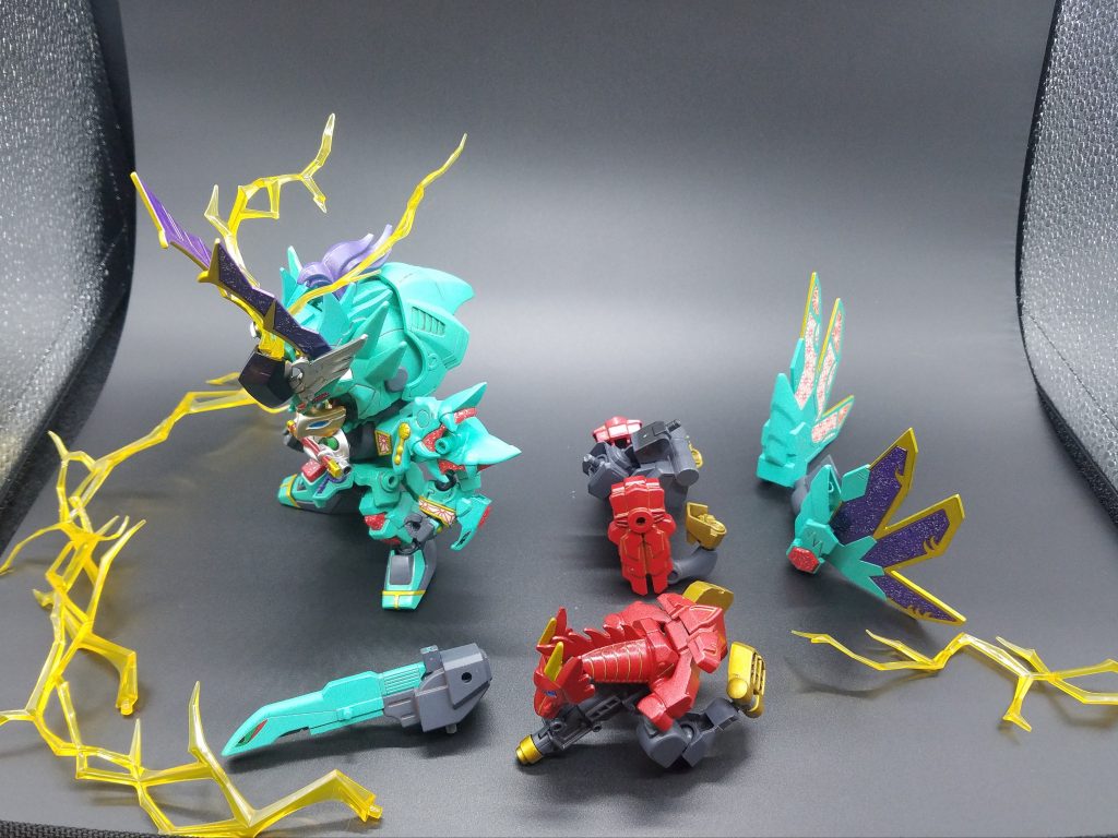 千生大将軍、雷帝千生神将軍のシルエットを下敷きにクロボンの機体 ファントムの記号を足していきました。千力超将軍の鎧がラメ成型だったので、クリアーパープルを塗装後にラメを塗布しプラモデル的な“特殊な素材感”を表現。各部に多数設けた３ミリ径の穴に雷などのエフェクトパーツを挿し込めるようにしています。ファントムが全身から炎のようにビームエネルギーを放出しているのでそのイメージですね。