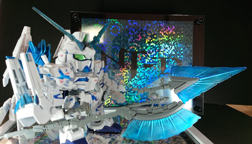 一番映えるアングルで。基本はユニコーンとバンシィとフェネクス(クロスシルエットではないキット)のミキシングです。
武器はHGのものにBB戦士のサーベルの持ち手を移植したものです。