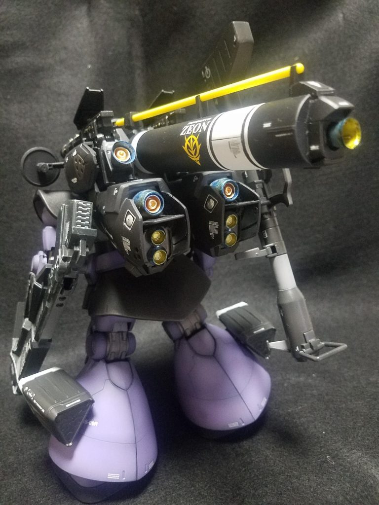 プロペラントタンクは塗装で色分け
ドムのサーベルをタンク上に装備させてみました。