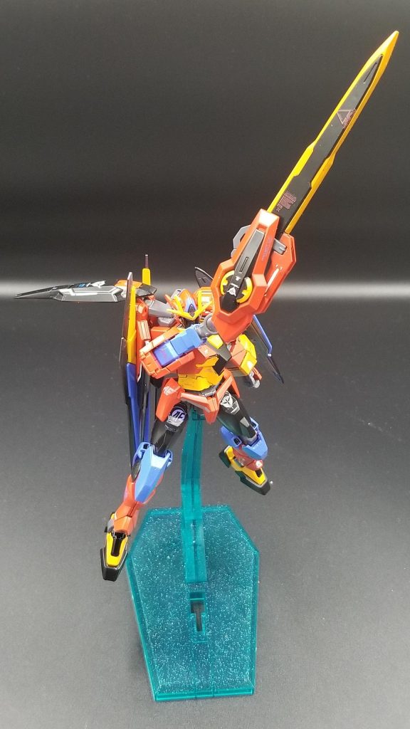 全体的にガンダムっぽくないカラーリングになっています。