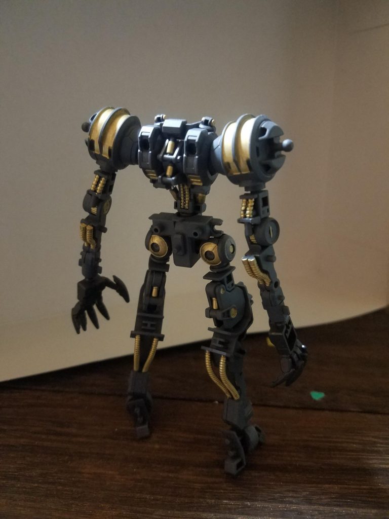 カラーは、グレーで塗って、ゴールド部はガンダムマーカーで(u_u)
ほんとはもっとしっかり作ってあげたかったけど、時間がなかったので、お手軽にしましたm(_ _)m
シリンダー部はメタルパーツではなくメタリックシールを貼っただけ、、、